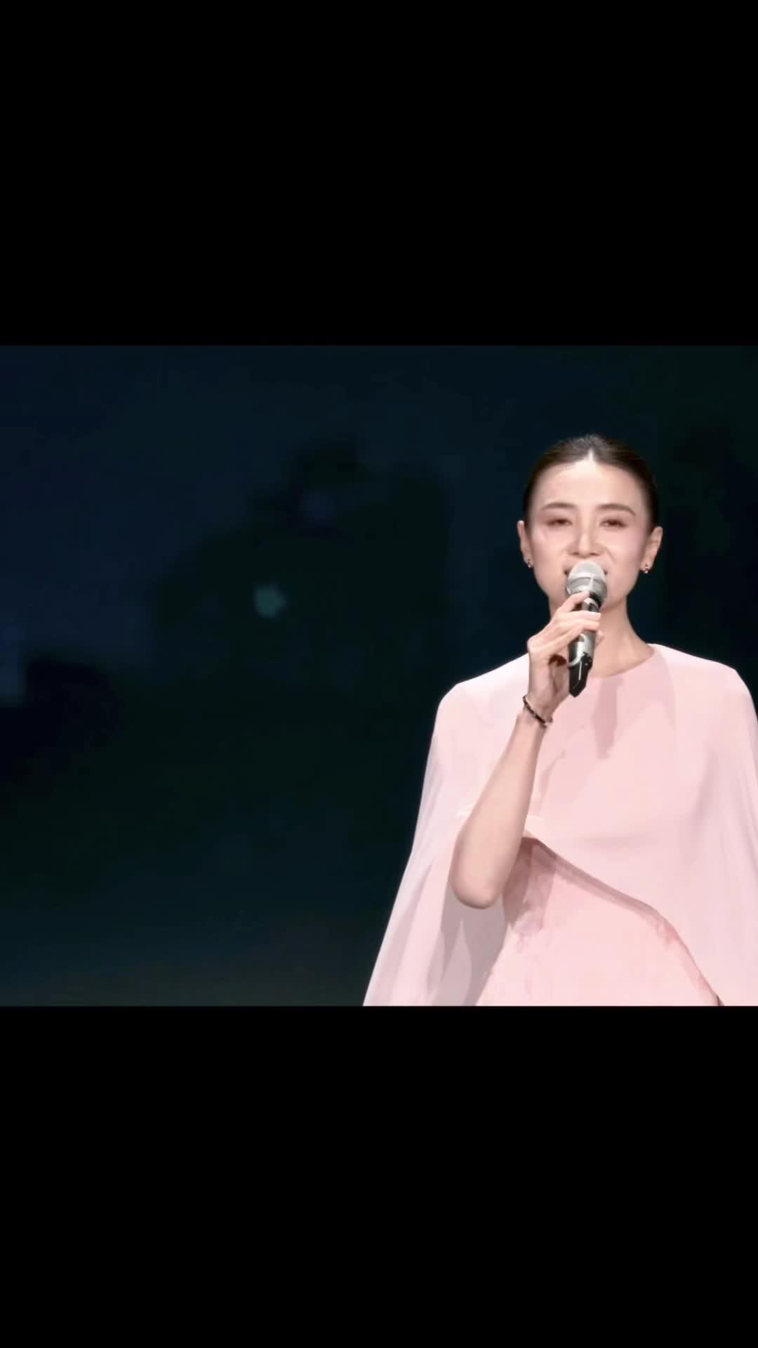 姐往那儿一站就是国泰民安啊！ 姐姐唱的好好听🥰不够听😘简直是妈妈级别的