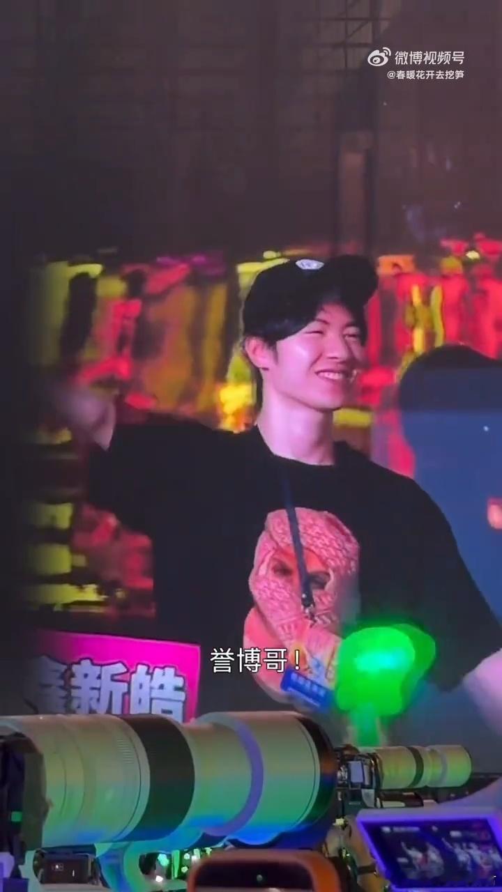 朱志鑫张泽禹给黄誉博比心朱志鑫张泽禹这比心也太甜了吧，黄誉博你耳朵嗡嗡响也值了！