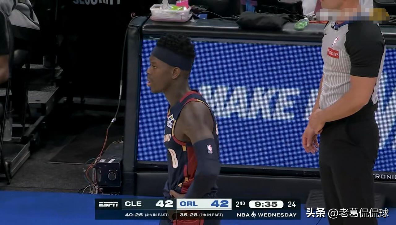 骑士大将施罗德的犯规数竟然高于得分！在今天骑士客场挑战魔术的比赛中，目前双方的上