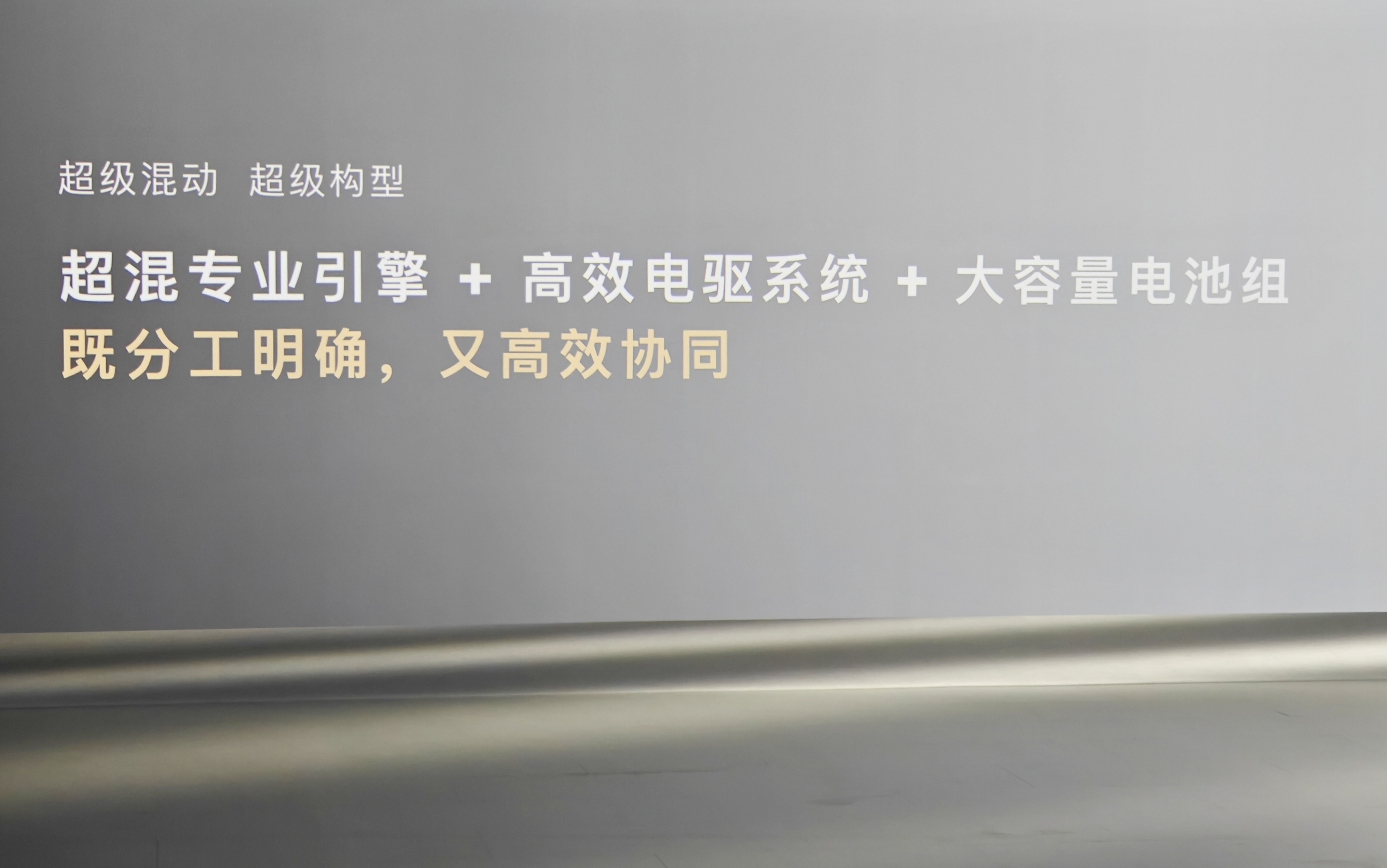 沃尔沃XC70这次用上全新的SMA混动架构，不仅延续了品牌一贯的安全和简约调性，