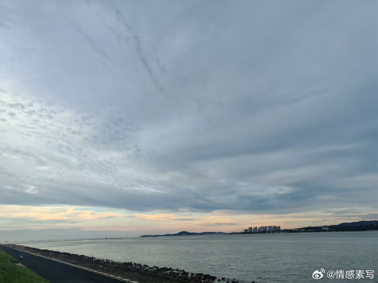一个人其实很多时候，相遇的意义，从来不是永远在一起，而是有人曾把你从孤单里拉出来