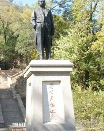 1982年，铁道部决定为詹天佑迁坟，未曾想，在挖开詹天佑墓的瞬间，竟看到棺木里流
