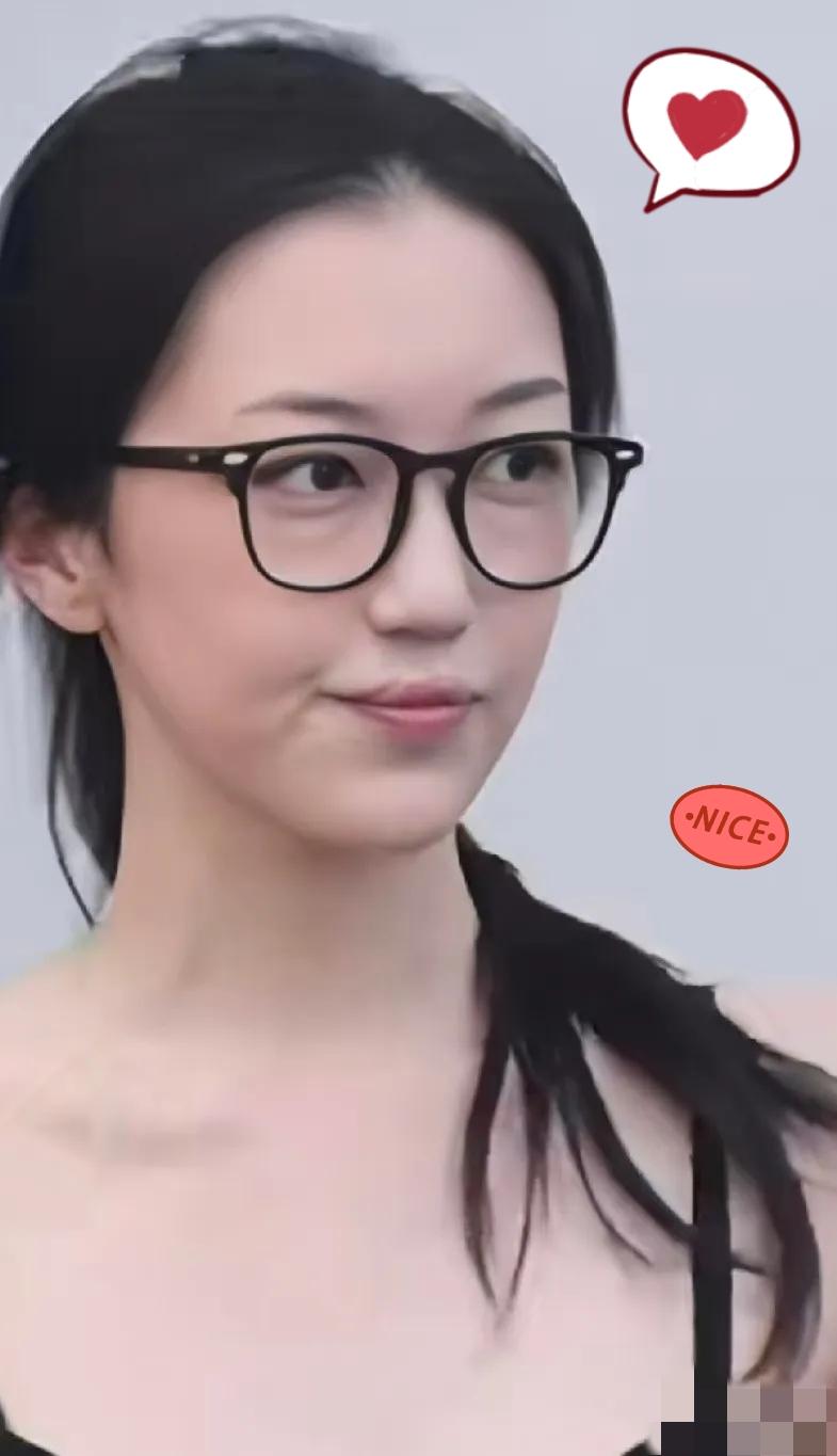 说白了，李嫣嘴唇那点“小瑕疵”，早就不该是重点了。

真正让人挪不开眼的，是她身