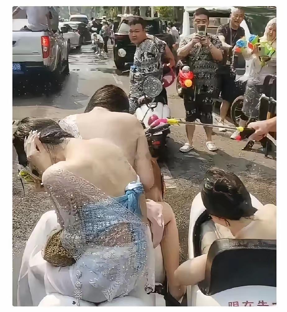 西双版纳泼水节彻底变味！官方已介入，最新进展来了泼水节刚过完没几天，网上就炸开了