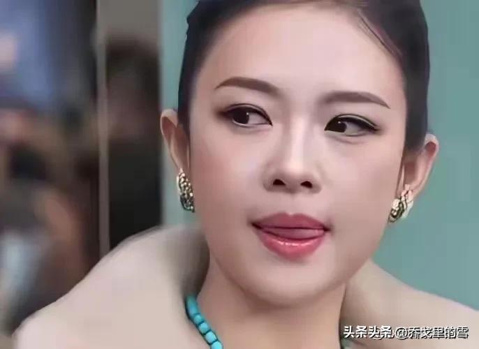 这是章子怡最近的一张伸舌头照片，还没全部伸出来，可能突然觉得不好又缩了回去，也有