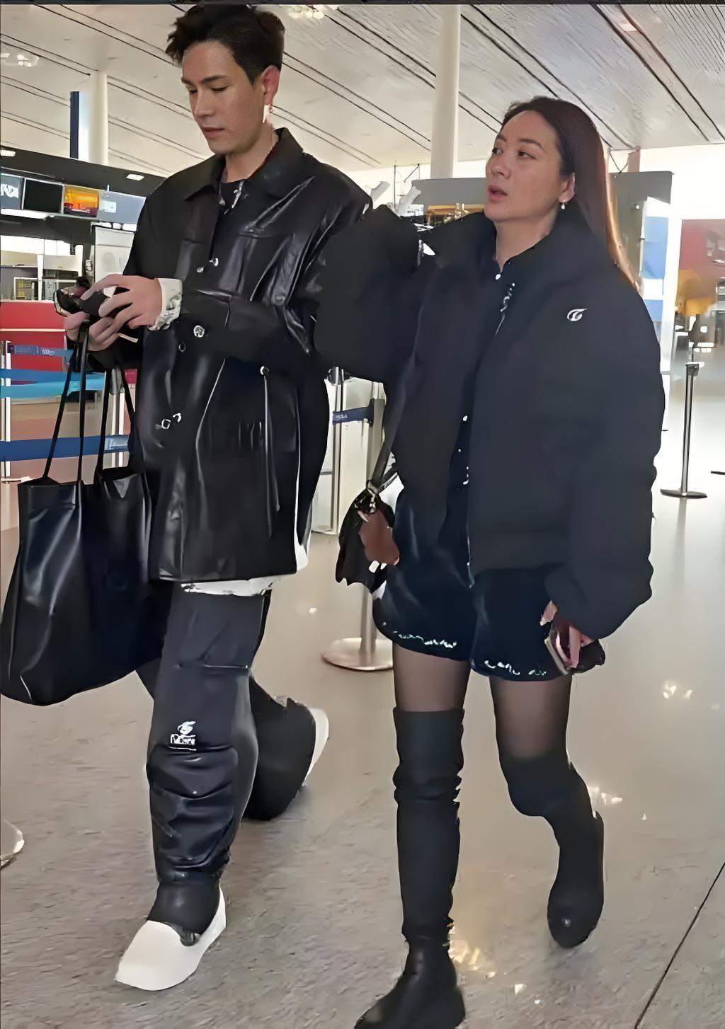 近日，经超与小李琳现身机场，十指紧扣恩爱如初。经超一身潮装帅气有型，小李琳虽着装