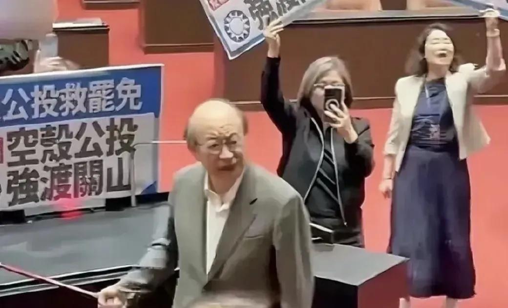 柯建铭更嚣张了！也就是说，柯建铭神隐了一阵子，突然出现，召开记者会，说426是蓝