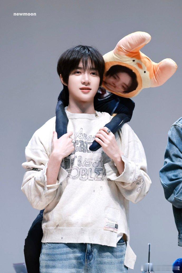 崔杋圭背着老鼠干跑崔杋圭老鼠干梦男 又可爱又搞笑的崔杋圭，不过站姐这组图拍的可是