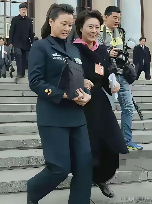 李胜素与宋祖英两大美人，风华各有千秋。二人同为1966年出生，一位身穿利落深色西