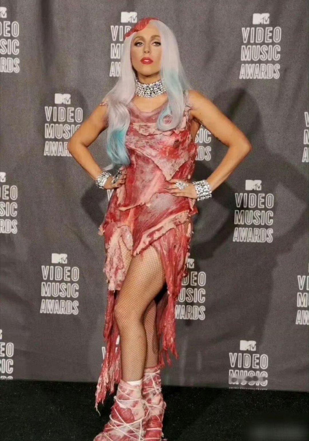Lady Gaga这个肉好像是真肉，隔着屏幕都闻到腥味了。 