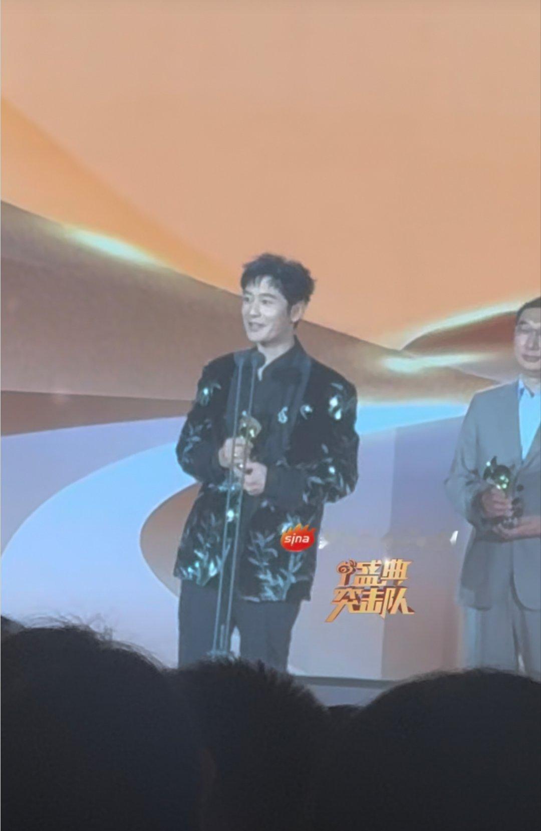黄晓明因为小海绵全家搬到上海一边是公开表白偶像，一边是为儿子小海绵举家搬到上海，