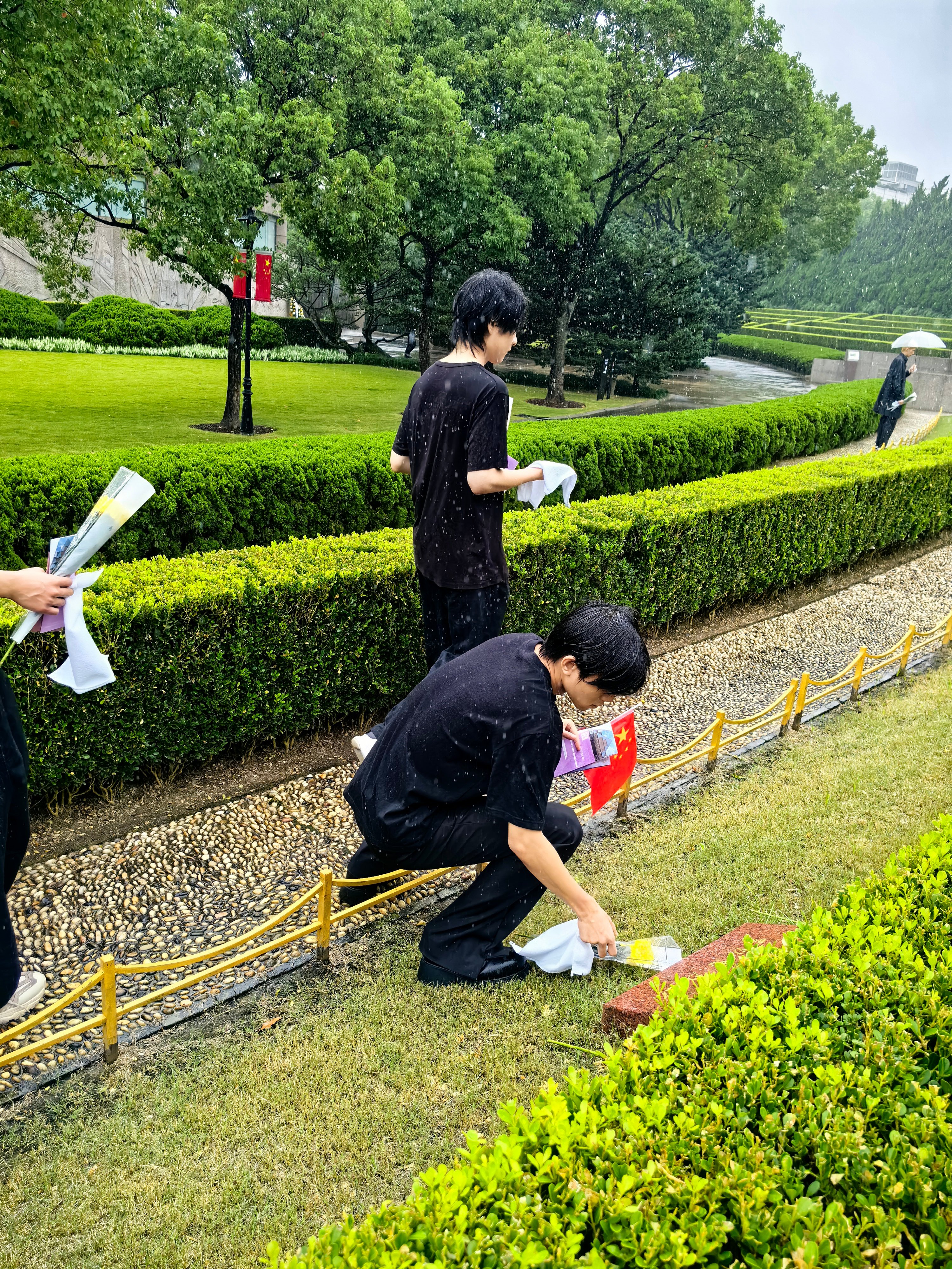 练习生国庆冒雨祭扫烈士陵园 国庆细雨之中，MusesKids龙生九子团练习生来到