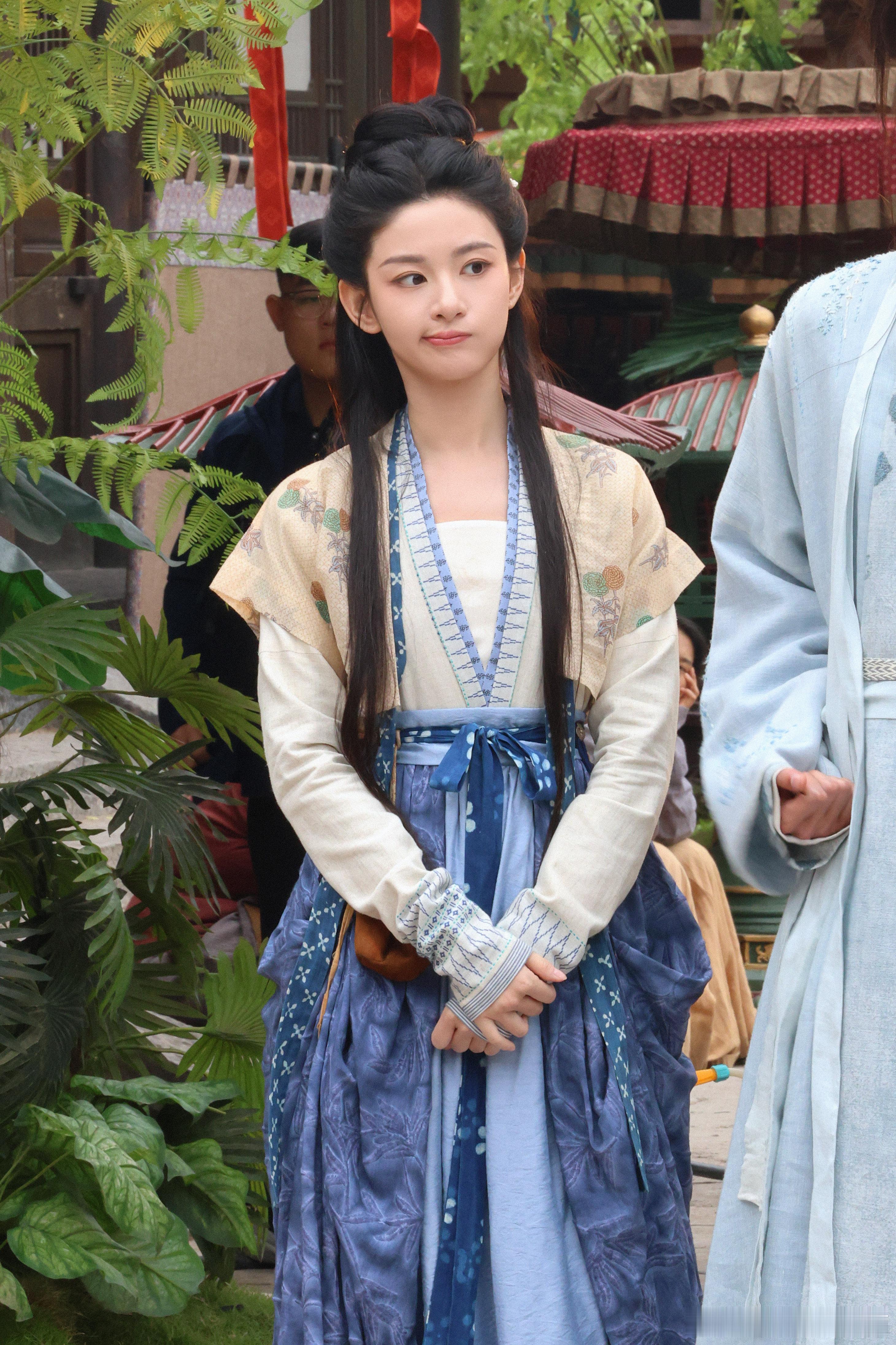 于正发的赵晴男装 赵晴男装好惊喜啊，从女装到将军服，每套造型都能稳稳拿捏。她认真