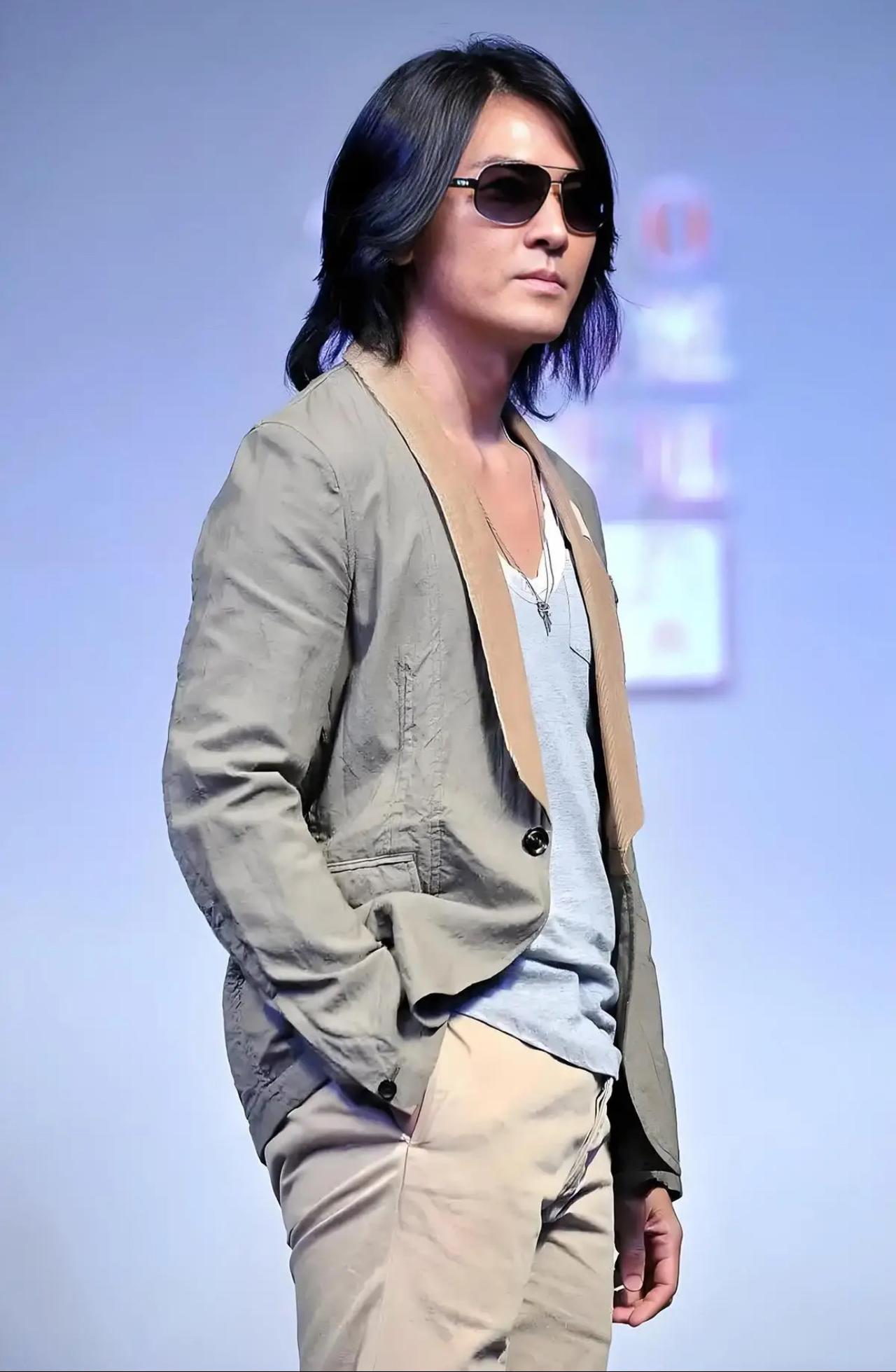 郑伊健现在估计特别想哭吧，同样是开演唱会，陈小春在沈阳演唱会场场爆满，大获成功！