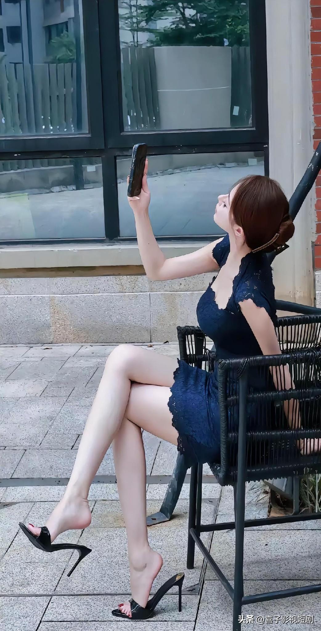 黑丝绒感蕾丝裙把身材线条衬得刚刚好，搭这双尖头细高跟直接把御姐氛围感焊在身上！随