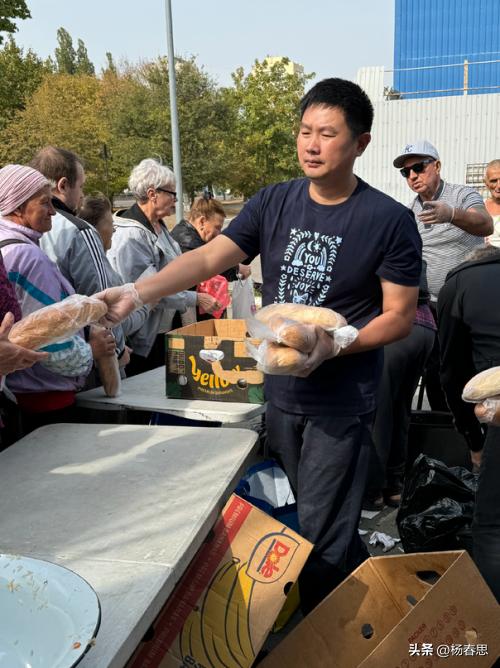 最近，长期定居乌克兰，在俄乌战争期间积极募捐，向乌克兰受战争波及的平民提供大量援