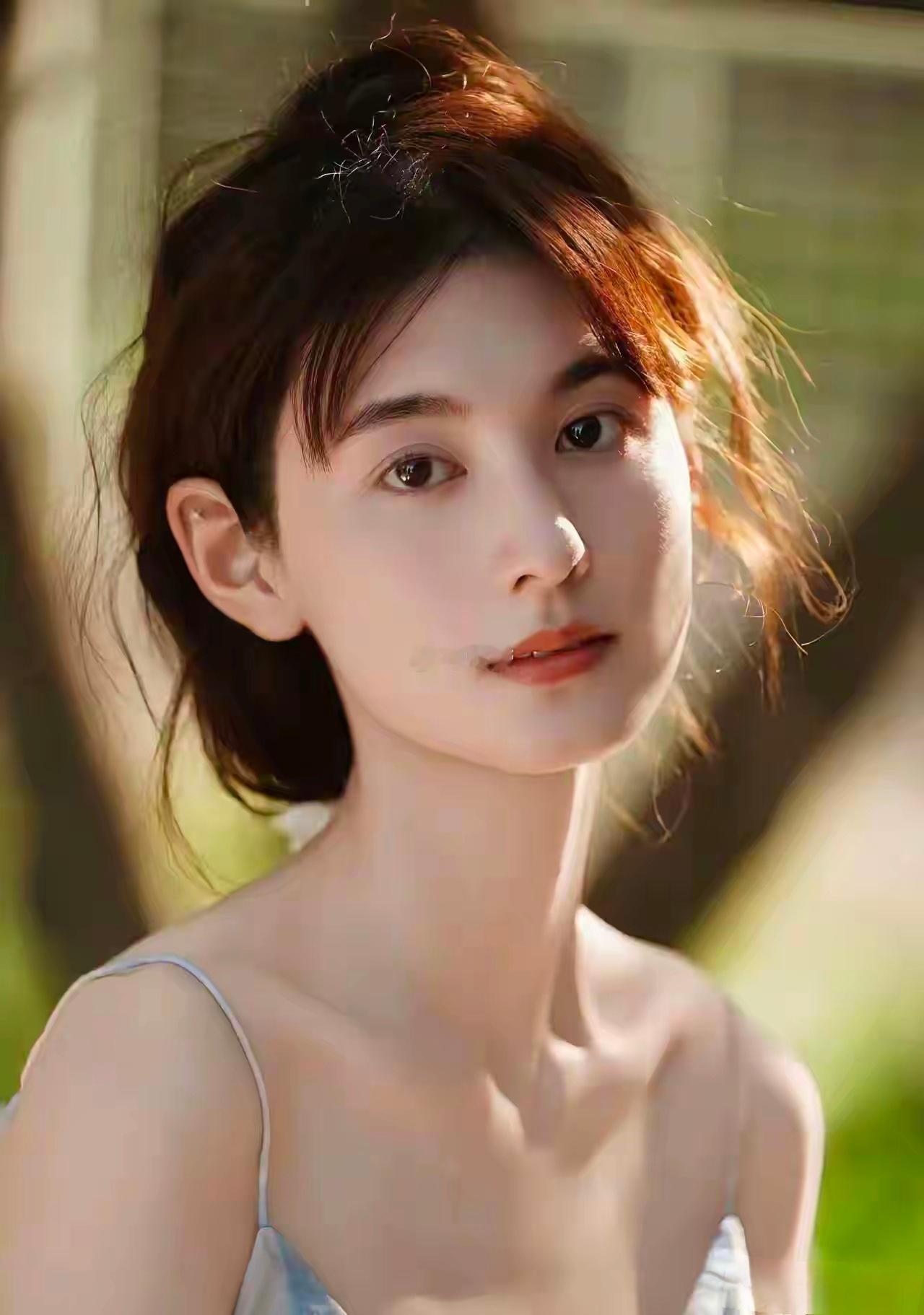 韩沛颖，一个小演员要消失了！据说张嘉益评价挺高，说有一股狠劲！看这面相也是，敢爱