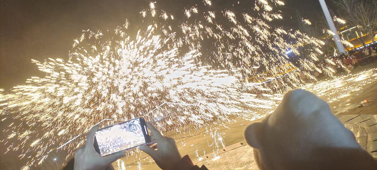 钱，让你明白了什么道理钱是一切物质转化的基础，是实现一切现实物质的代名词，更是身