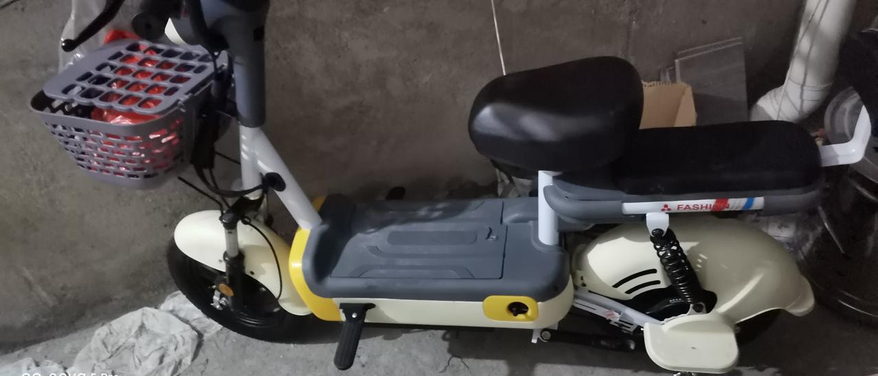 车轻了，风一吹就晃，路一坑就飘，三十年老驾龄都捏把汗。
不是嫌慢，是怕飞。
