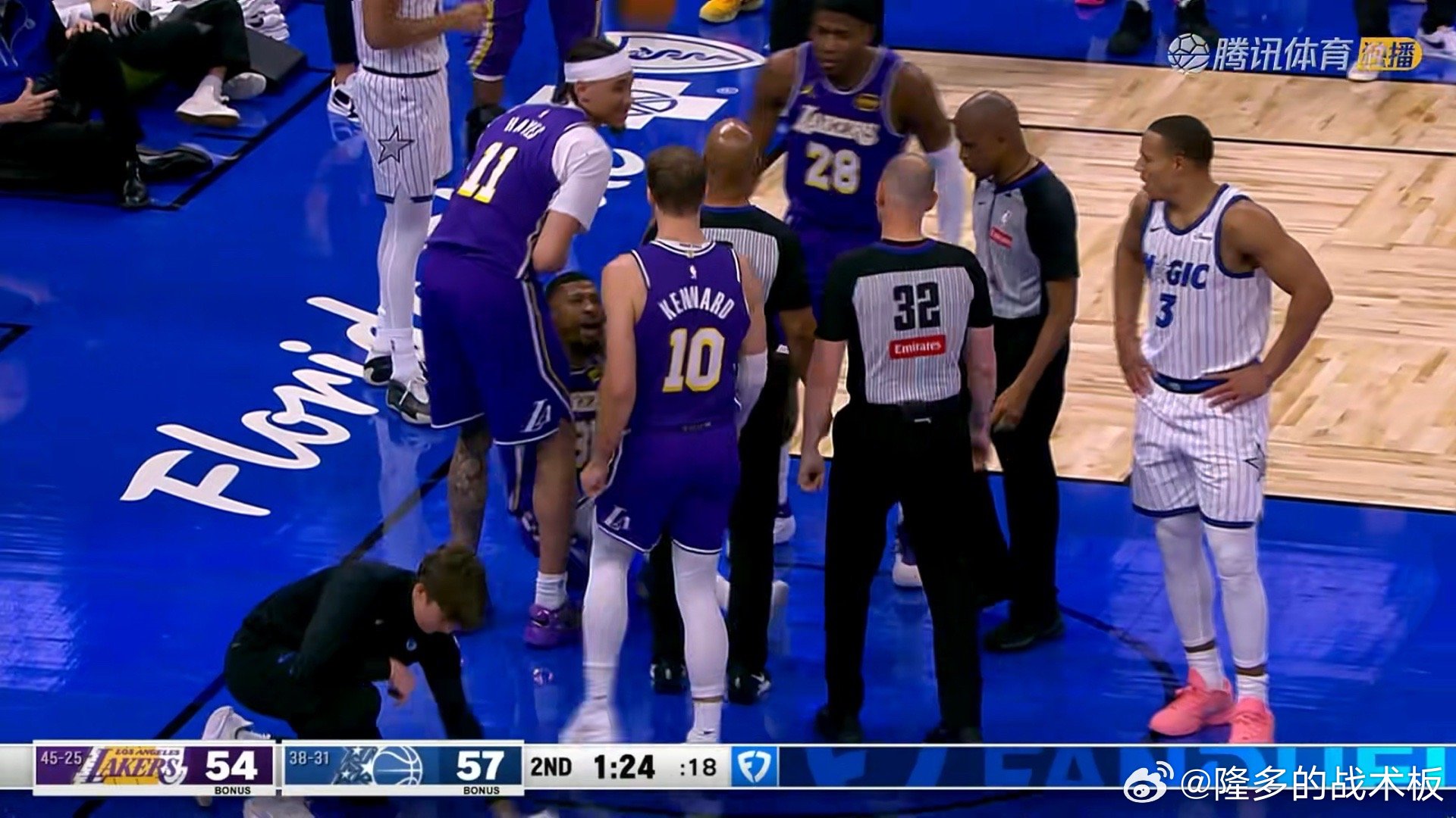 裁判这！？？给斯玛特技术犯规湖人vs魔术