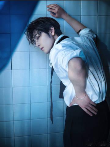 崔雨鑫 白切黑切白的神切换 崔雨鑫简直是白切黑的代表人物，眼神中有太多情绪的层次