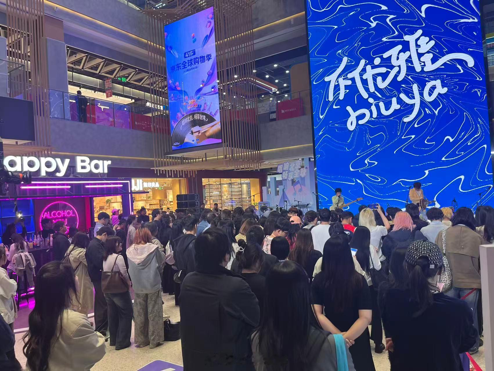 在音乐节的我vs在工位的我橘子香水应援橘子海，氛围感直接拉满！现场的摊位和门店也