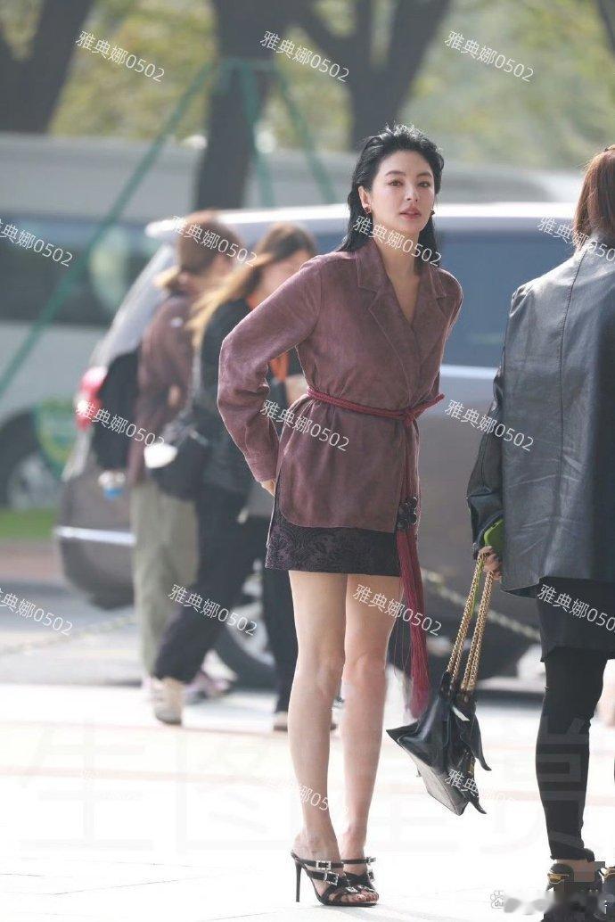 张雨绮太不上镜了，她本人比电视上小一号瘦一圈 