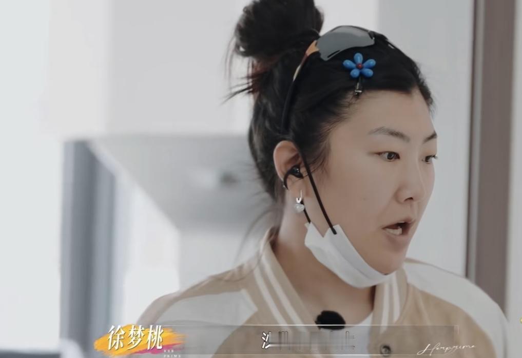 徐梦桃帮婆婆解决家里家具的问题，婆婆在旁边一声不吭全听徐梦桃的安排。
徐梦桃：“