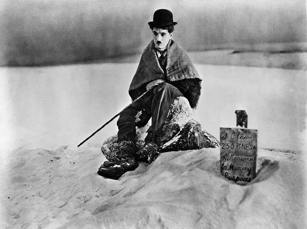 1927年，查理·卓别林身穿戏服在电影《淘金记》的拍摄现场。