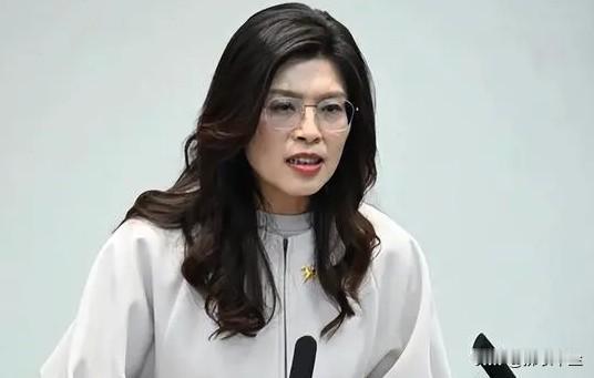 对郑丽文，我们可以多作正向的理解和褒扬，毕竟她是现在台湾政客中，既站在前排，又坚