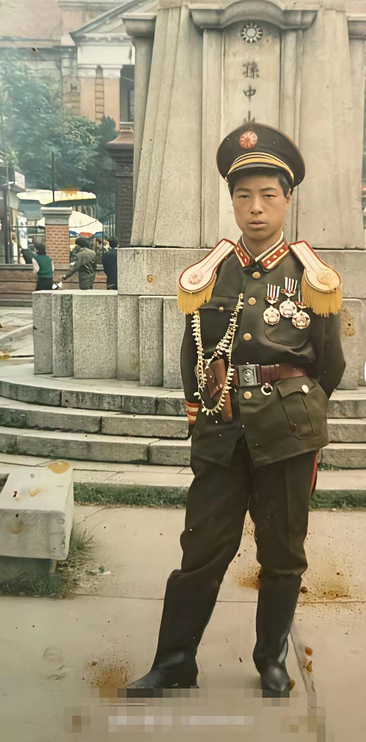 有没有当过兵的老前辈？谁能告诉我一下，这一位是属于什么兵种？本人看了半天没看懂！