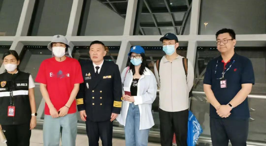 怎么星星这站姿跟手被k上了一样，整个人胆小谨慎到不行[哆啦A梦害怕]..还有那个