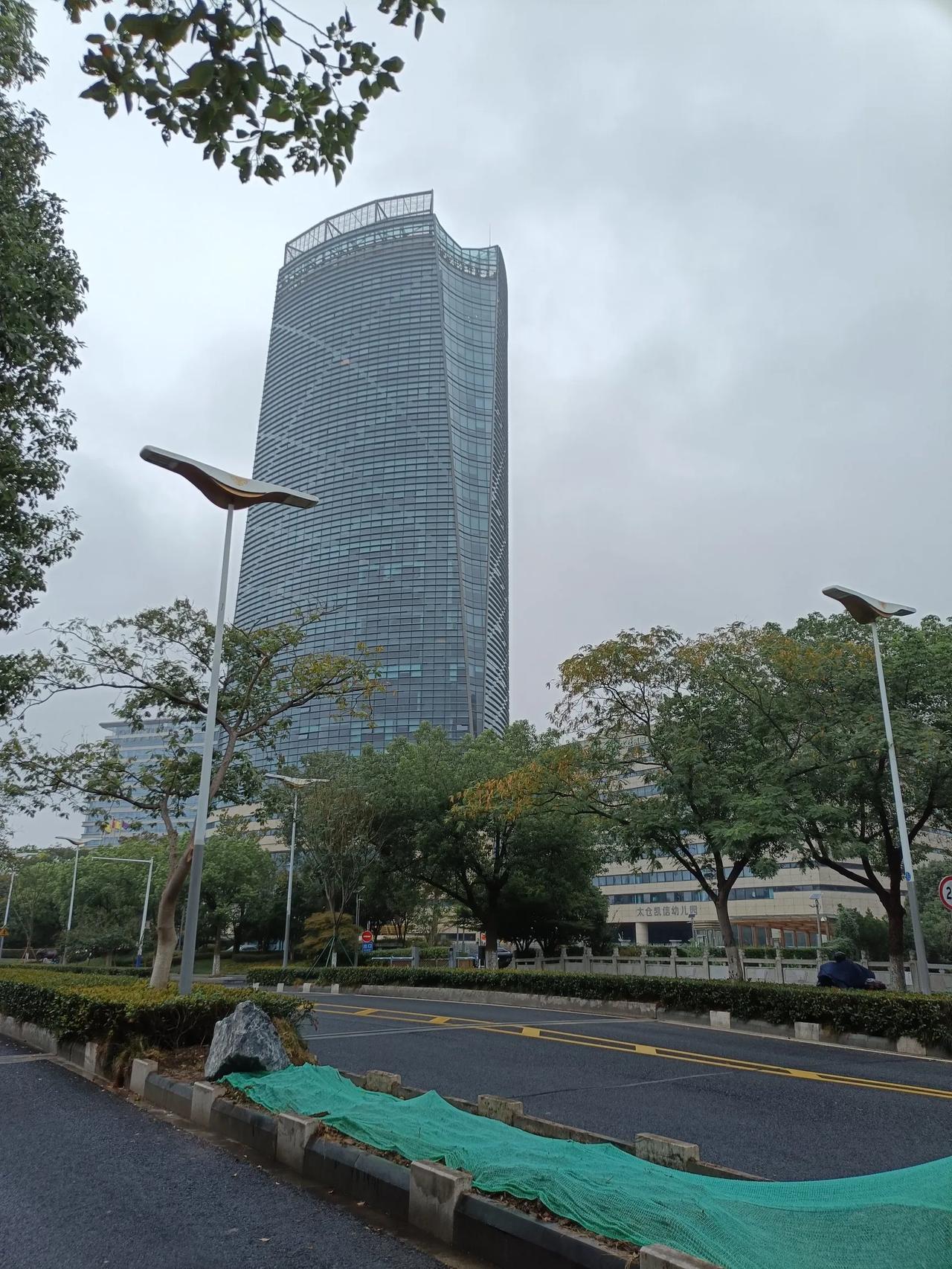 这是什么鬼天气呀，变脸比翻书还快，昨天还烈日当空，稍动便大汗淋漓的，今天就阴死鬼