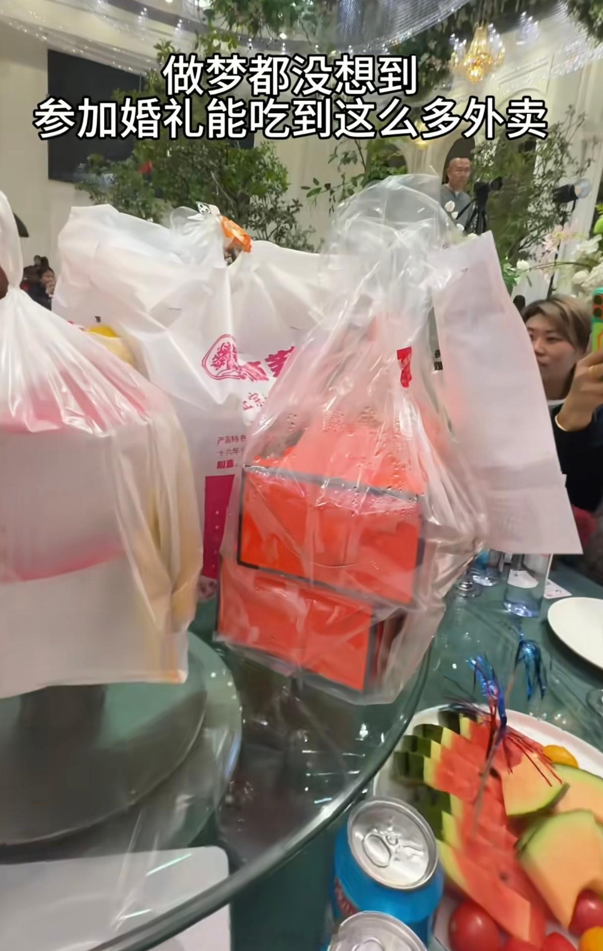 新娘回应参加婚礼吃了一桌外卖天天上班就是吃外卖，还不容易参加个好友婚礼还是外卖，