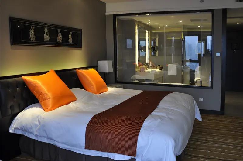 酒店回访电话 ，竟导致女子离婚？近日，山西大同一女子在桔子水晶酒店留下差评，称因