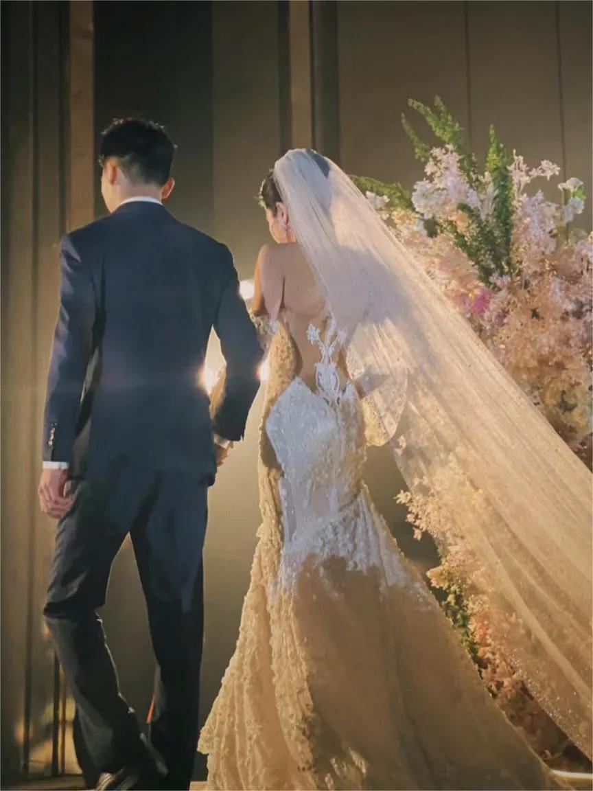 太心酸了！江西宜春，退休老教授嫁女儿，在五星级酒店摆了38桌，每桌28道菜加白酒