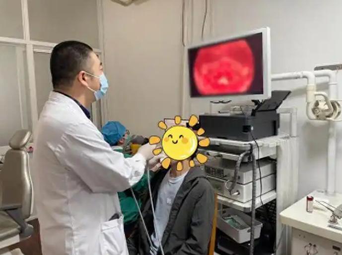 “悲剧还是发生了！”近日，浙江宁波，一男子感觉喉咙有些痛，以为是降温感冒了，就买