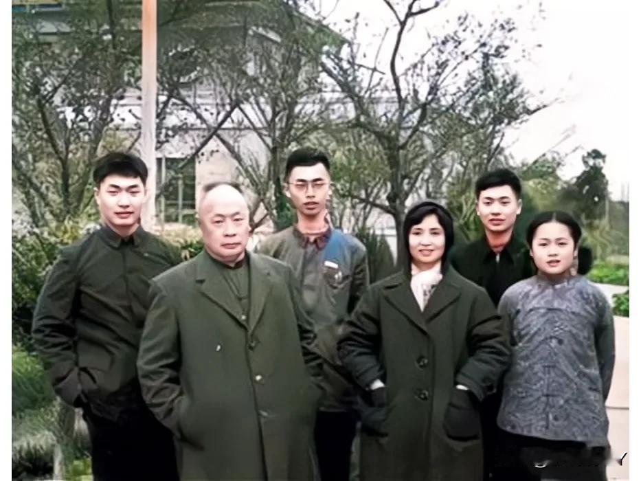 这才是他们一家六口的真实样貌，并非演员所饰演的！这张珍贵的老照片是1964年他们
