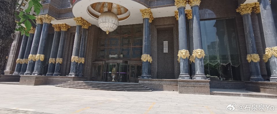 旧地重游，当年多繁华，周杰伦来开演唱会下榻的地方，也关门了，一片凋零。附近的小饭