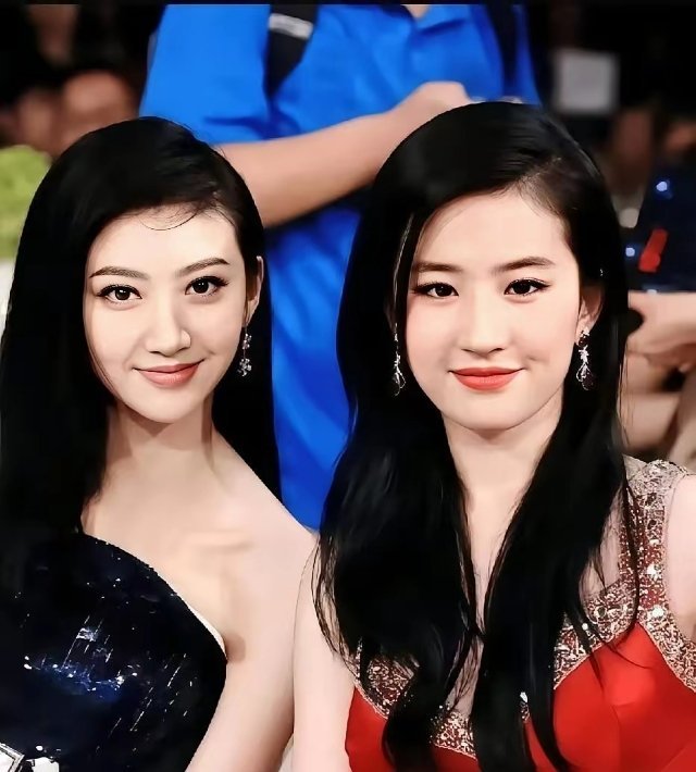 虽然我很喜欢刘亦菲，但刘亦菲和景甜同框，我还是觉得景甜更美！景甜更甜，更圆润，大