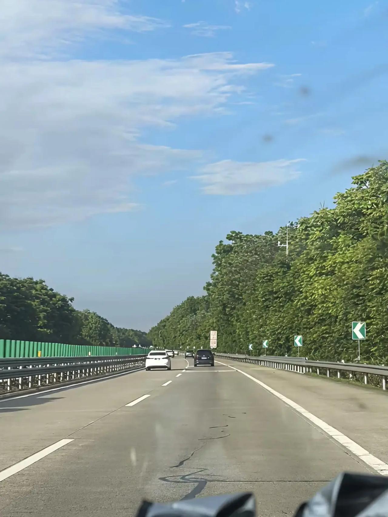在路上蓝天白云定会如期而至 夏季 最美的风景在路上 夏天的感觉