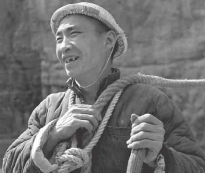 1960年，为了修红旗渠，他将绳索往腰间一拴，来回飞荡在悬崖峭壁间。当他被落石砸