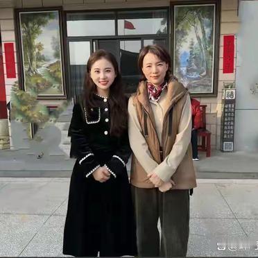 大年初二，董卿在江苏亲戚家的饭桌上被认出来。
她穿着三千块的卡其色羽绒马甲，配米