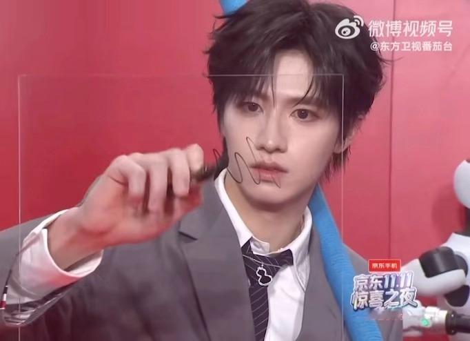 登陆少年惊喜之夜红毯怼脸镜头live朱志鑫 张泽禹 张极 左航 苏新皓 谁扛住镜