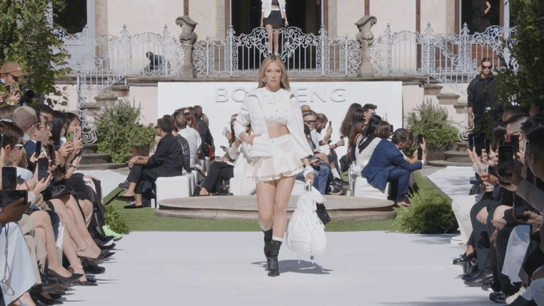 #妙笔生花创作挑战#谷爱凌波司登走秀越来越有范了！

谷爱凌又一次惊艳了众人，她