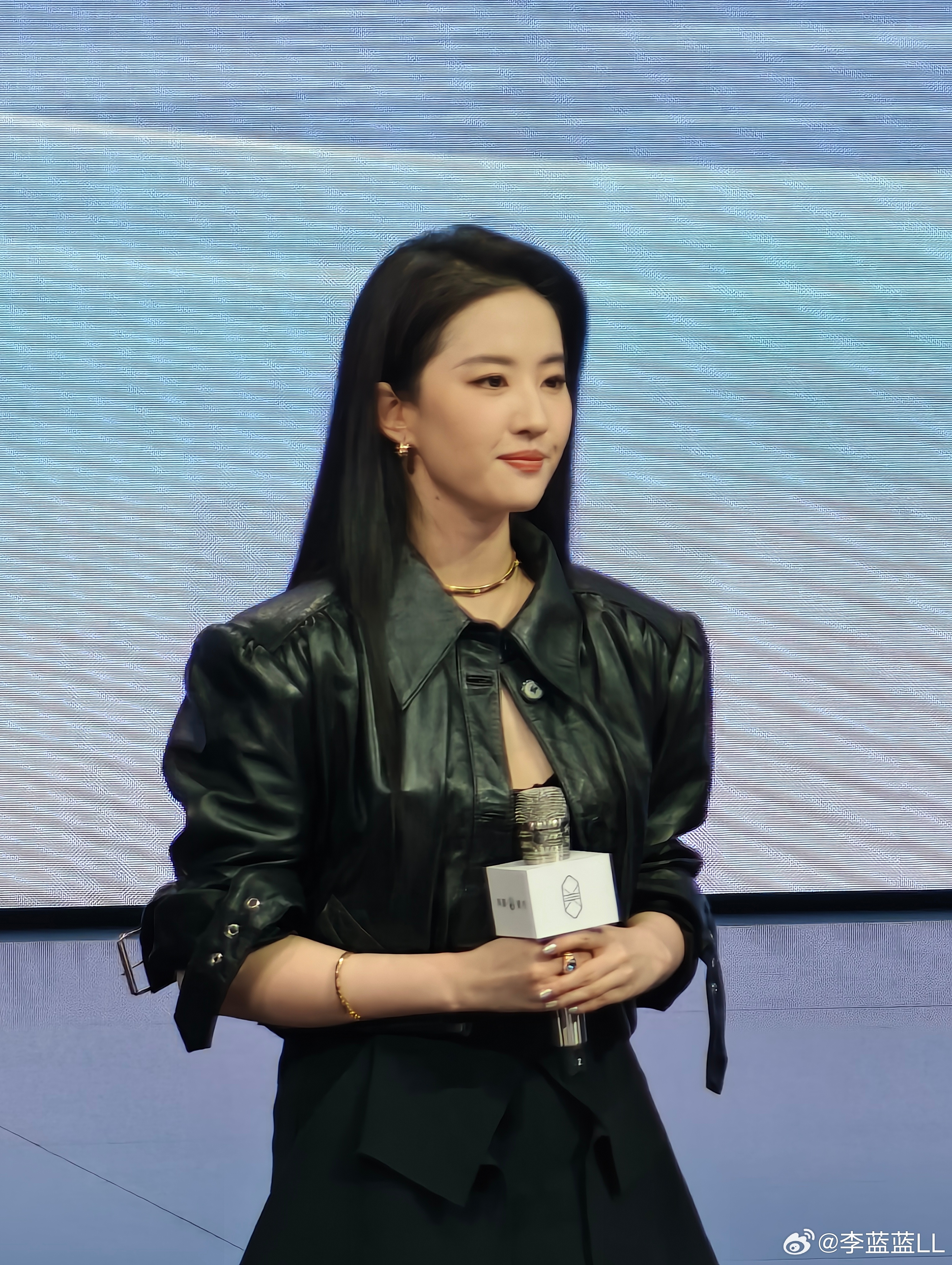 在华为发布会上，刘亦菲生日这天终于见到了我心心念念的仙女刘亦菲。生图直出，无死角