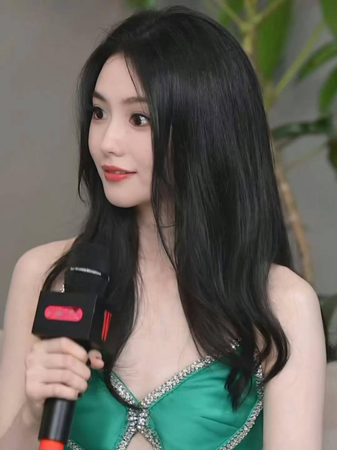 刘浩存绿色镂空长裙存子今天好美好漂亮[么么哒] ​​​