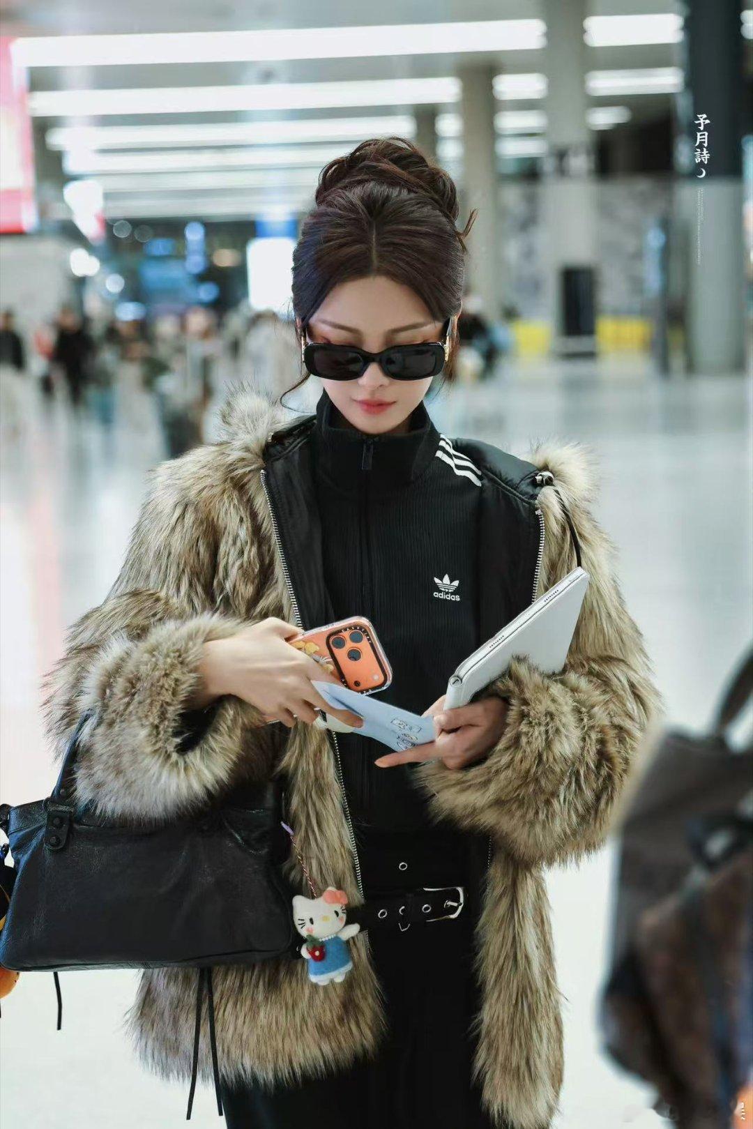 杨超越董思成出发进组杨超越董思成出发进组今天是太阳雨杨超越董思成出发进组今天是太