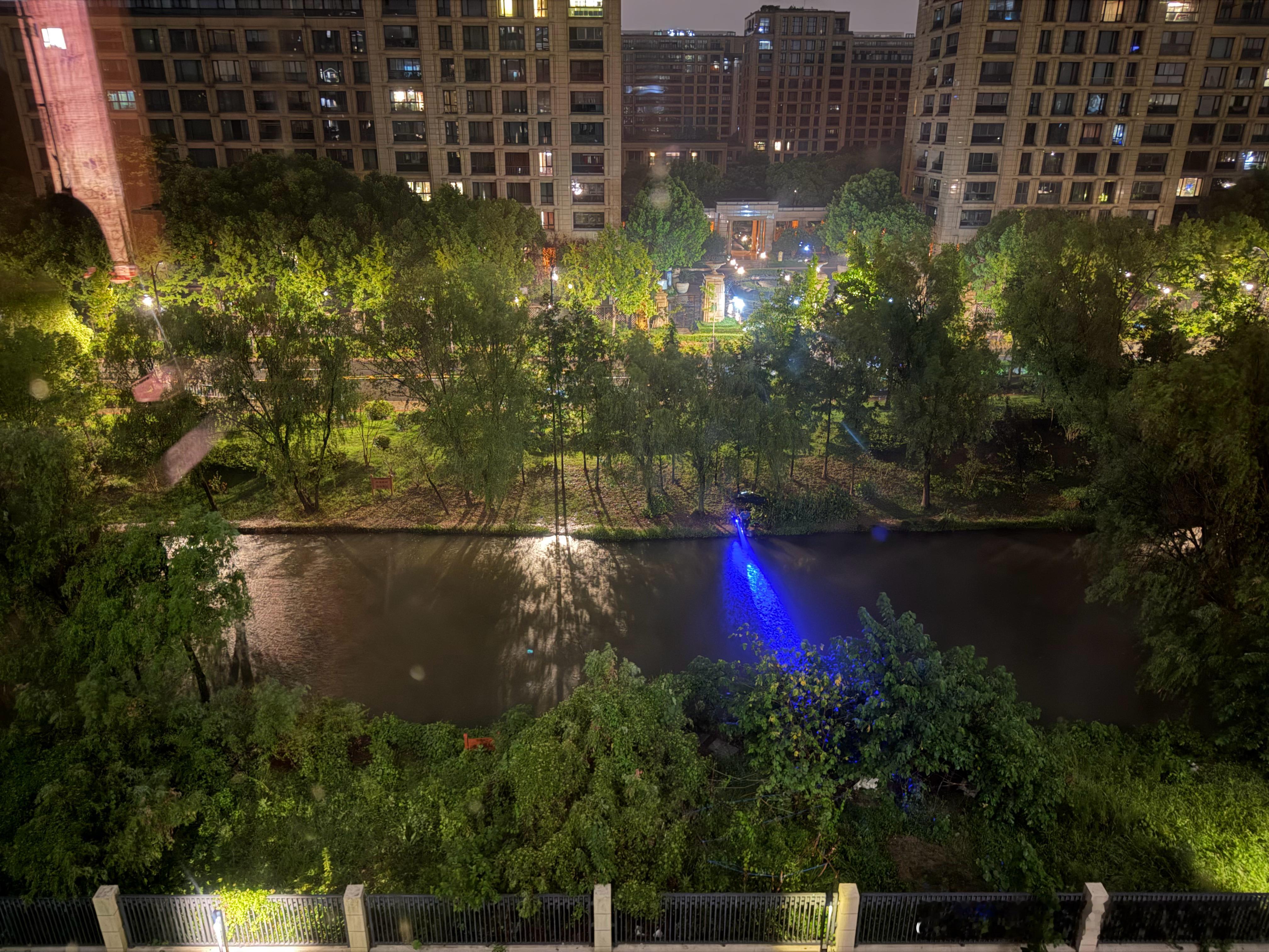 电闪雷鸣的雨夜，一个钓鱼佬还披着雨衣打着灯夜钓。我不断按开关来调节台灯，像是发送