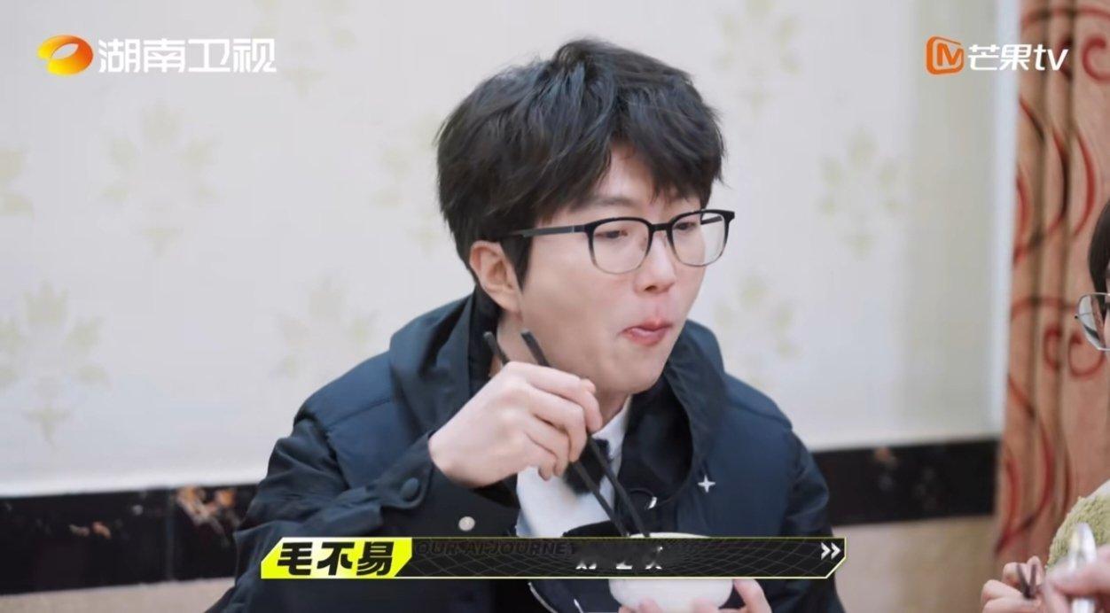 #毛不易干饭否定的头肯定的手# “那我可不能再瘦了”，毛不易就这样再李雪琴和魏大